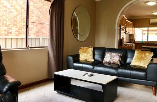Liverpool House | Grand Family Group Holiday House Free Parking