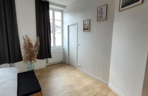 Villedieu-les-Poeles House | Grand gîte citadin avec SPA, billard, babyfoot