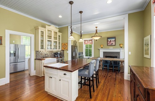 Hot Springs House | Grand Historic Estate w/Hot Tub + Amazing Views