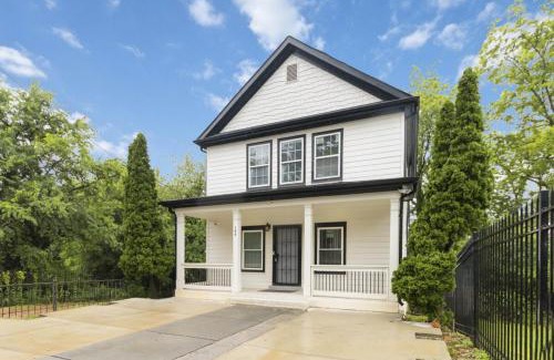 Atlanta House | Grand Home Walk to Mercedes Benz