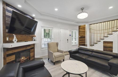 Atlanta House | Grand Home Walk to Mercedes Benz