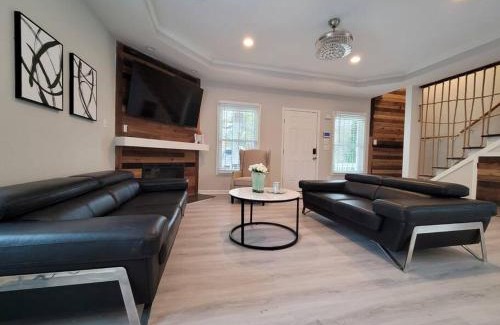 Atlanta House | Grand Home Walk to Mercedes Benz