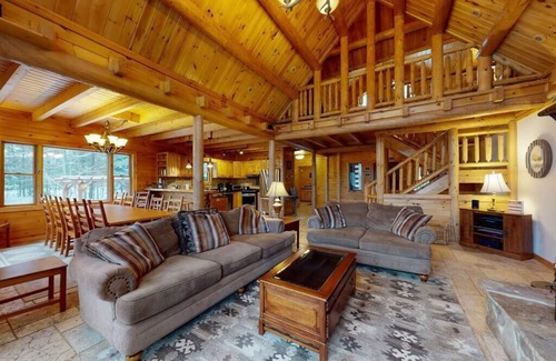Wilmington House | Grand Jay Lodge, Ultimate Log Luxury, Stunning Views, Hot Tub & Sauna, EV Charger, 3D Tour