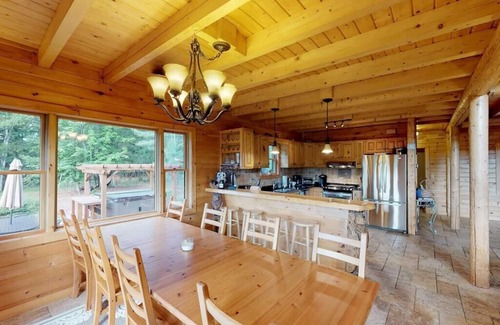 Wilmington House | Grand Jay Lodge, Ultimate Log Luxury, Stunning Views, Hot Tub & Sauna, EV Charger, 3D Tour
