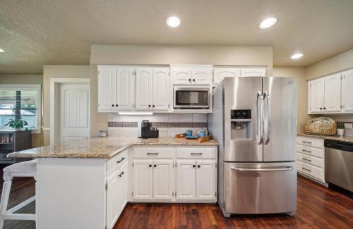 Vinita House | Grand Lake Reunion House-Community pool, hot tub, lake access