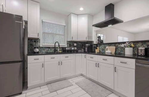 Ellenwood House | Grand Modern Home On 1Acre Land w/Firepit & Grill