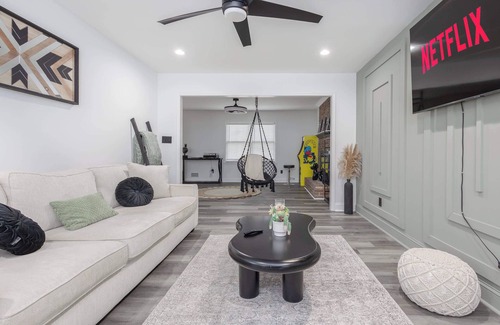 Ellenwood House | Grand Modern Home On 1Acre Land w/Firepit & Grill