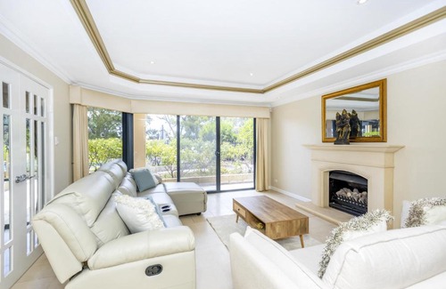 Ascot House | Grand Riverview Manor with pool & river access - EXECUTIVE ESCAPES