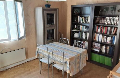 Saint-Flour Apartment | Grand T1 meublé
