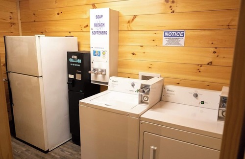 Scio Cabin | Grand Teton/Lakeview 4-6 Person Midsize Cabin
