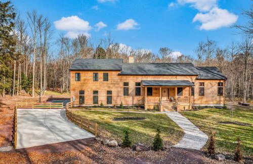 White Haven House | Grand Timber by AvantStay Indoor Pool Sports Court Game Room More