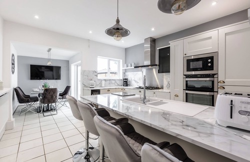 Liverpool House | Grand Villa: 6 En-Suites, Hot Tub, Cinema Room, Private Parking & Park View