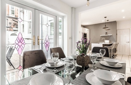 Liverpool House | Grand Villa: 6 En-Suites, Hot Tub, Cinema Room, Private Parking & Park View