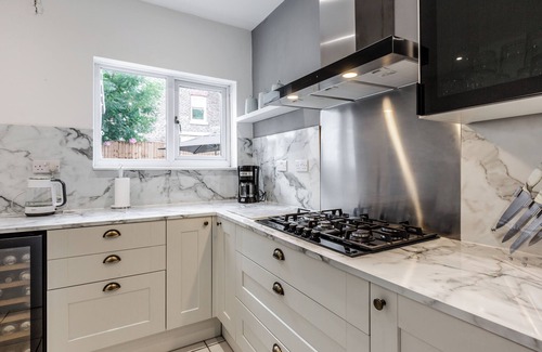 Liverpool House | Grand Villa: 6 En-Suites, Hot Tub, Cinema Room, Private Parking & Park View
