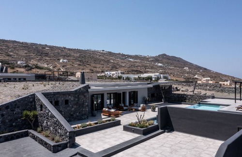 Kamari Villa | Grand Villa 6 Bedrooms with Private Pools