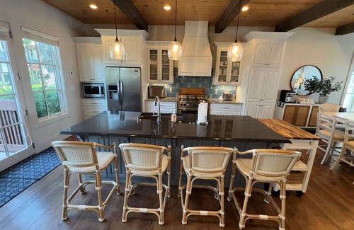 Vinita House | Grand Waterfront-Luxury 4-Level Lakefront Retreat, Community Pool