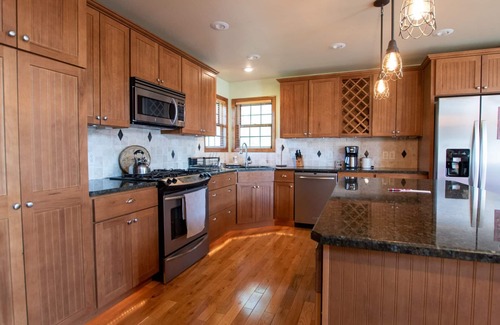 Lodi House | Grande Dame - She is big and beautiful! Perfect for your next lakeside group getaway!