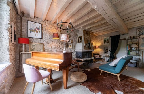 Creuzier-le-Neuf Cottage | Grande Maison design, terrasse, jardin, parking