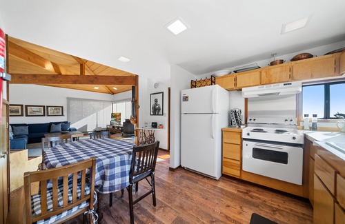 Idyllwild House | Grande Vista: Romantic Contemporary Cabin with Stunning Views