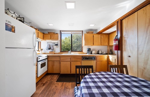 Idyllwild House | Grande Vista: Romantic Contemporary Cabin with Stunning Views