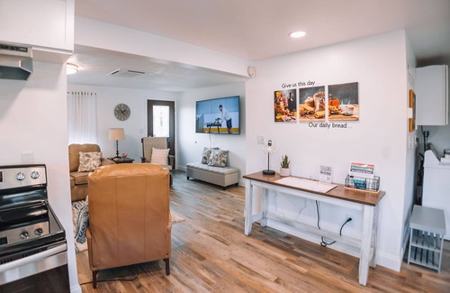 Sugarcreek House | Grandma’s Place - Steps from Downtown Sugarcreek