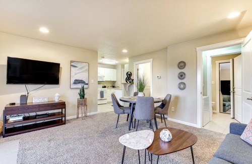 Vancouver Apartment | Grandview ADU - Stylish, comfortable, 1 bed/2 bath apartment close-in!