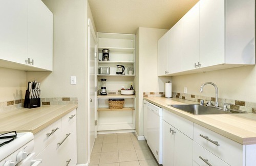 Vancouver Apartment | Grandview ADU - Stylish, comfortable, 1 bed/2 bath apartment close-in!