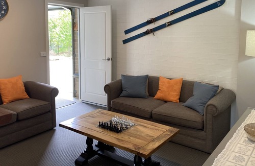 East Jindabyne House | Grandview Unit is in a quiet location close to lake beaches and mountain trails.