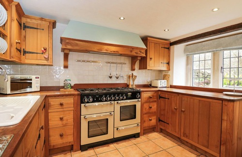 Inchbrook Cottage | GRANGE COTTAGE, family friendly, with open fire in Minchinhampton