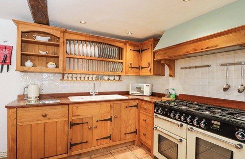 Inchbrook Cottage | GRANGE COTTAGE, family friendly, with open fire in Minchinhampton