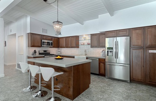 Vista Las Palmas House | Granito Gables! Midcentury Alexander! Pool! Spa! Fire Pit! Outdr Shower! Cabana!