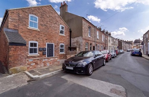 York Apartment | Granville House Apartment 21C, 2 Bedroom House Free Street parking sleeps 4