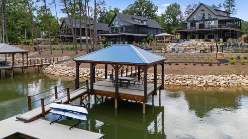 Lake Norman of Catawba House | Gray Fox Lodge by AvantStay WATERSLIDE Pool Theater Sleeps 23