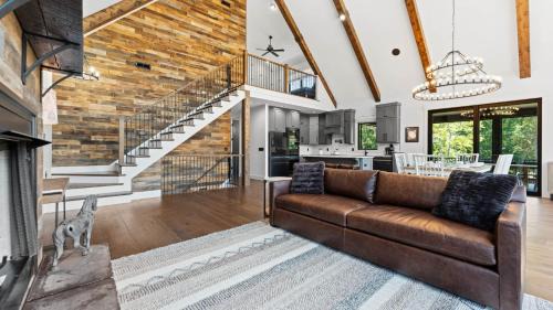 Lake Norman of Catawba House | Gray Fox Lodge by AvantStay WATERSLIDE Pool Theater Sleeps 23
