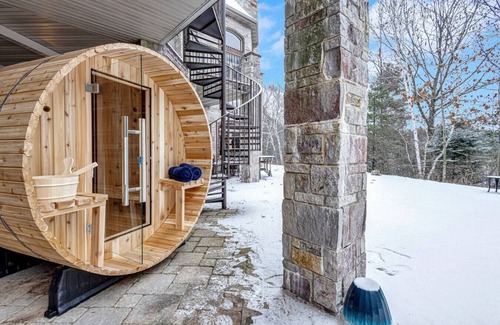 Krakow House | Gray Lake Villa -Sauna/Theater/9 bedroom/Sleeps 22