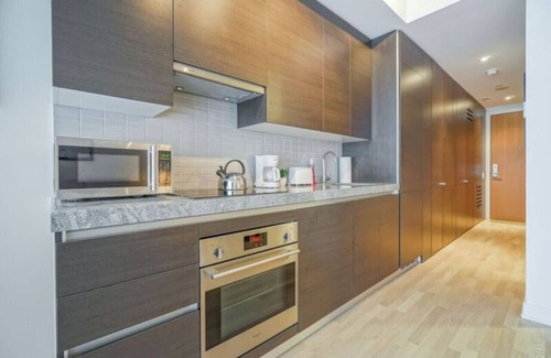 Fashion District Apartment | Great 1BR Condo in King West