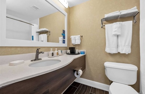 Vacaville Resort | Great Amenities Onsite! Outdoor Pool and Terrace, Free Continental Breakfast