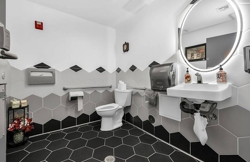 Vacaville Resort | Great Amenities Onsite! Outdoor Pool and Terrace, Free Continental Breakfast