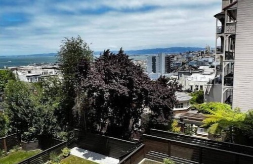 Russian Hill Apartment | Great Bay Views in Russian Hill