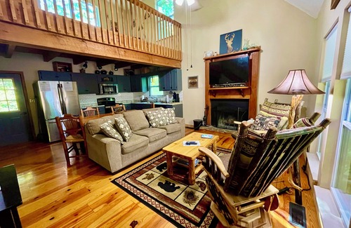 Townsend Cabin | GREAT EXPECTATIONS - 2 Bdrm/2 Bath, wood burning fireplace, secluded, Laurel Valley