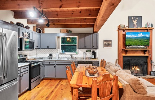 Townsend Cabin | GREAT EXPECTATIONS - 2 Bdrm/2 Bath, wood burning fireplace, secluded, Laurel Valley