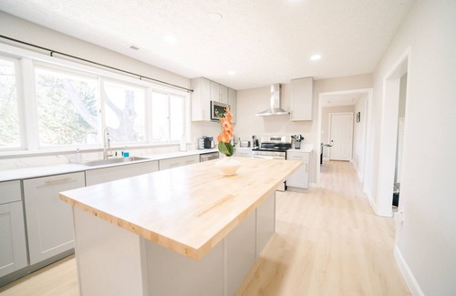 Great Falls House | Great Falls Cozy Getaway: 5BR/2BA Modern Retreat!