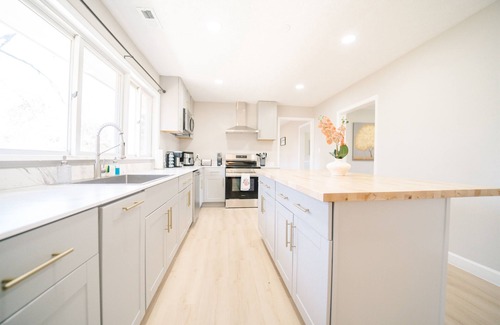 Great Falls House | Great Falls Cozy Getaway: 5BR/2BA Modern Retreat!