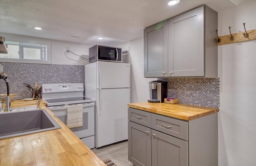 Twin Falls Apartment | Great Find! 2 Bedroom Oasis with Office Setup