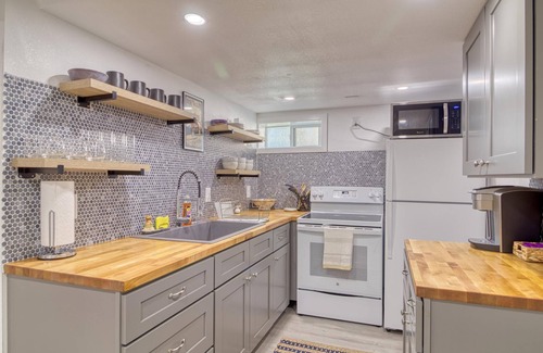 Twin Falls Apartment | Great Find! 2 Bedroom Oasis with Office Setup