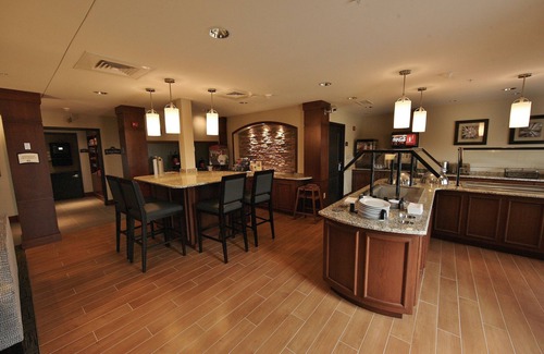 Liverpool Apartment | Great for Business Travellers! Studio Suite Near Syracuse University | Free Breakfast + Business Center