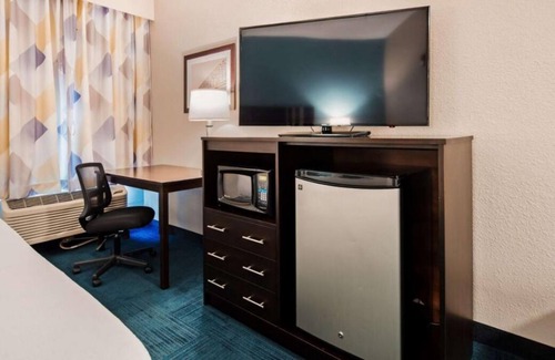 Blaine House | Great for Group Travel, 3 Serene Units, Free Breakfast, Free Parking, Pool