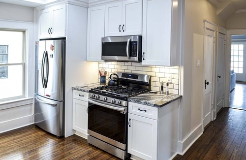 St. Matthews House | Great for large groups-The best location-Only steps from 6 bars & 40 restaurants