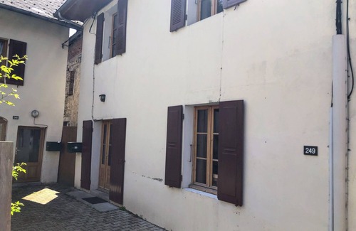 Saint-Pierre-d'Entremont House | Great bear’s cottage