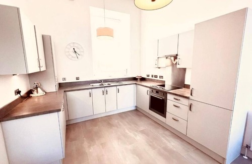 South Galson House | Great Glen Townhouse - 5 mins drive from City Centre